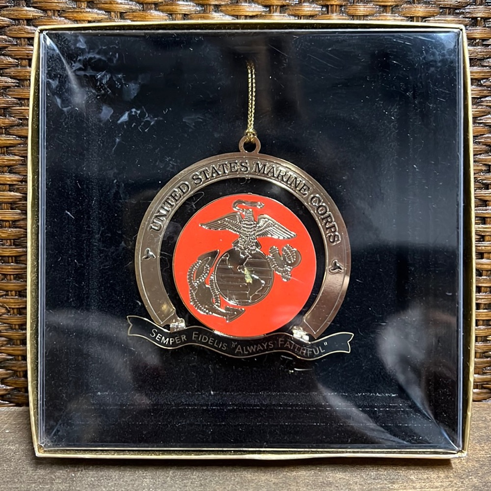 USMC METAL CHRISTMAS ORNAMENT NWT